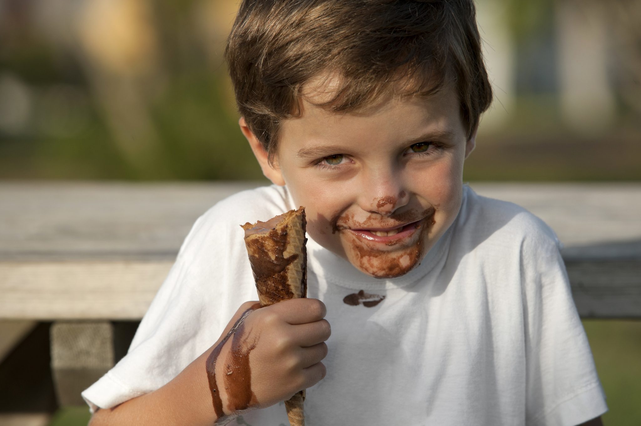 Пятна от шоколада. Мальчик с шоколадкой. Кушать мороженое. Кушать шоколад.