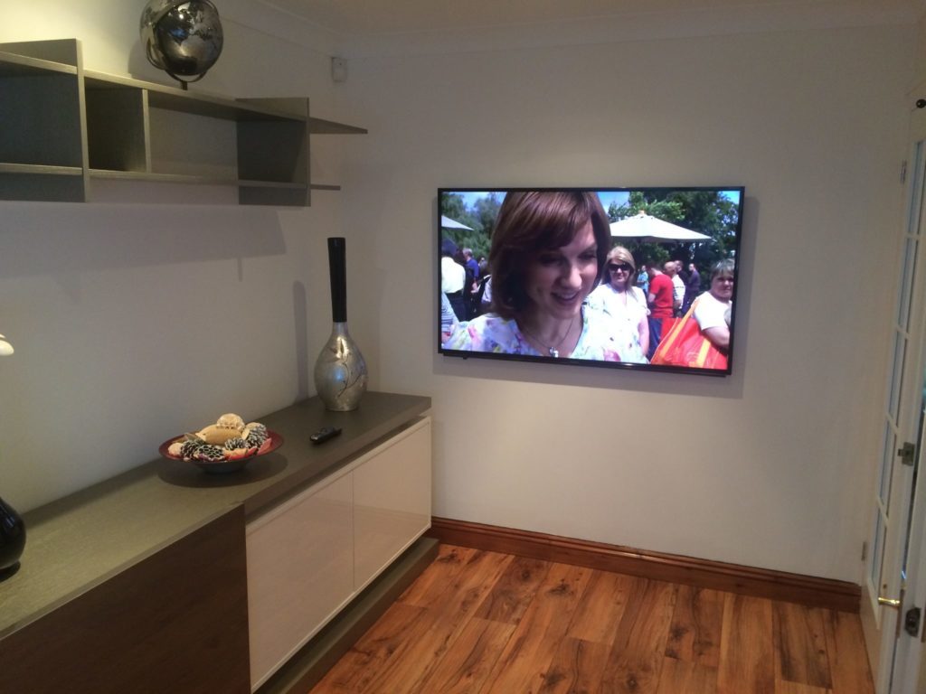 Телевизоры на кухню на авито. Телевизор на кронштейне на кухне. Подвесной телевизор на кухню. Кронштейн для телевизора на стену. Телевизор на стене.