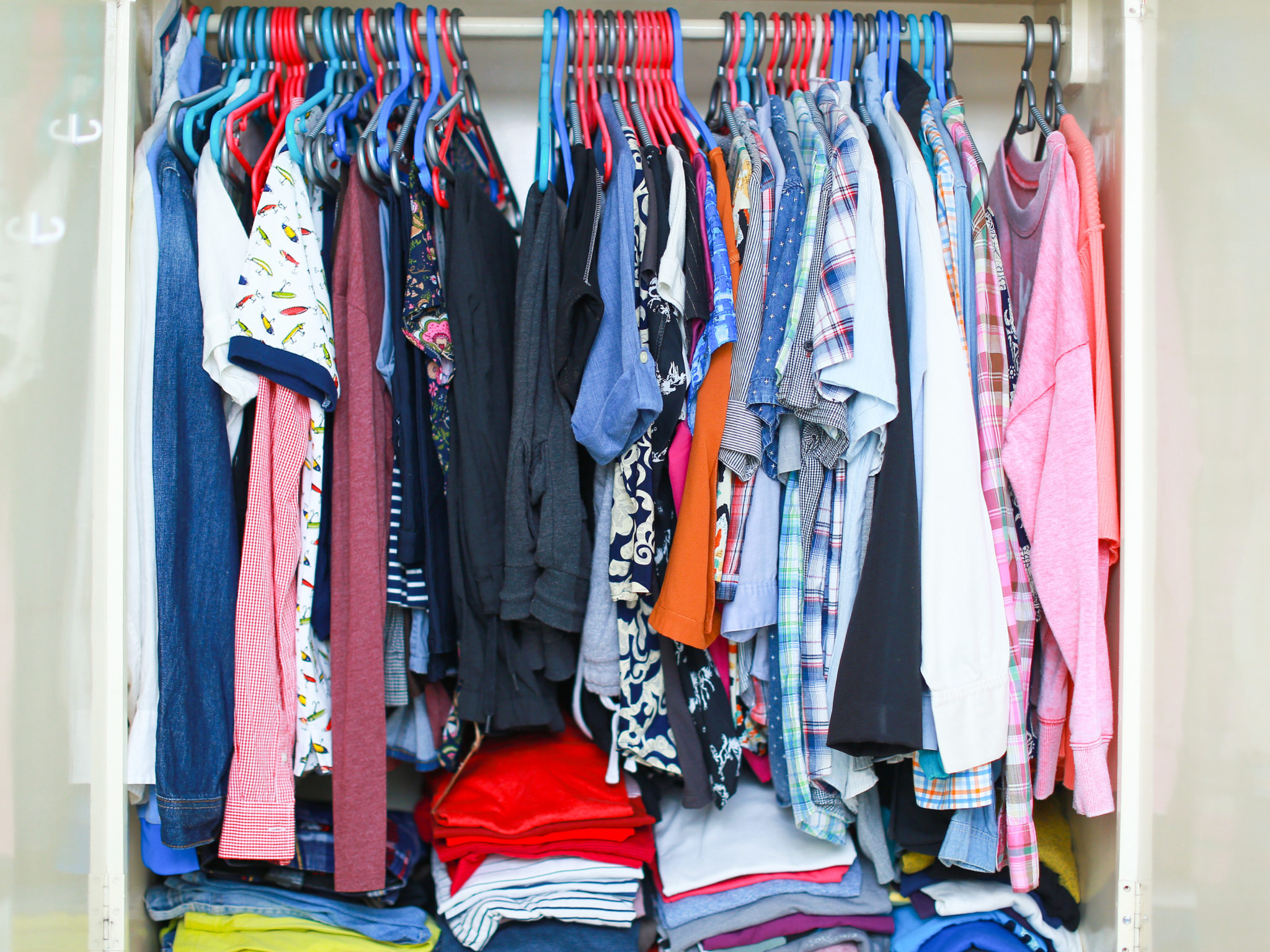 Переполненный шкаф с одеждой