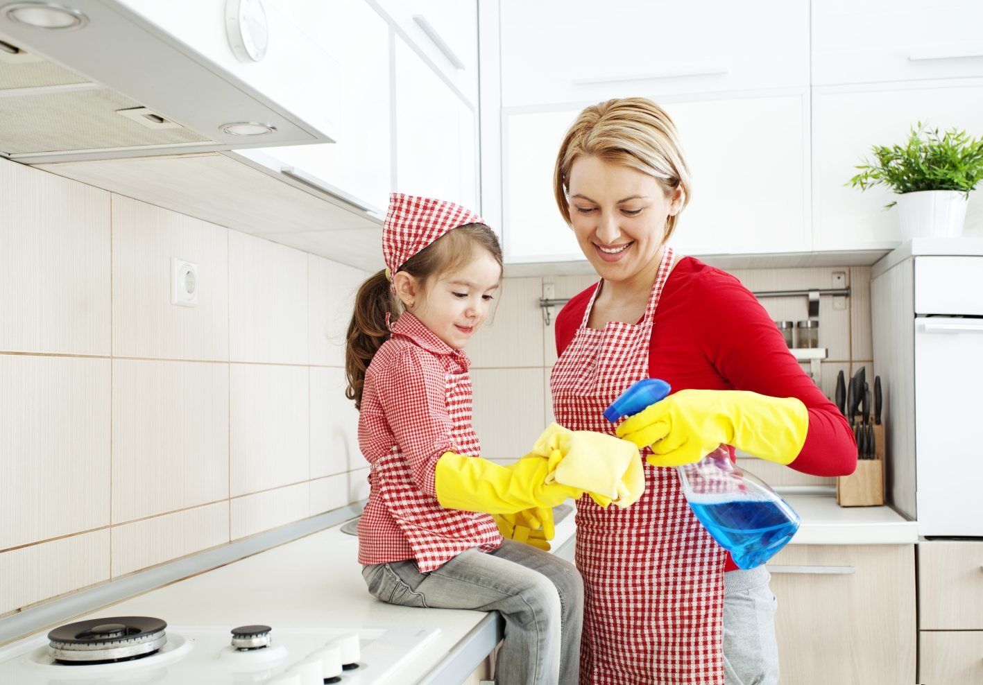 Дочка моет посуду. Уборка дети. Кухня для детей. Помогать маме по дому. Помогаем маме.