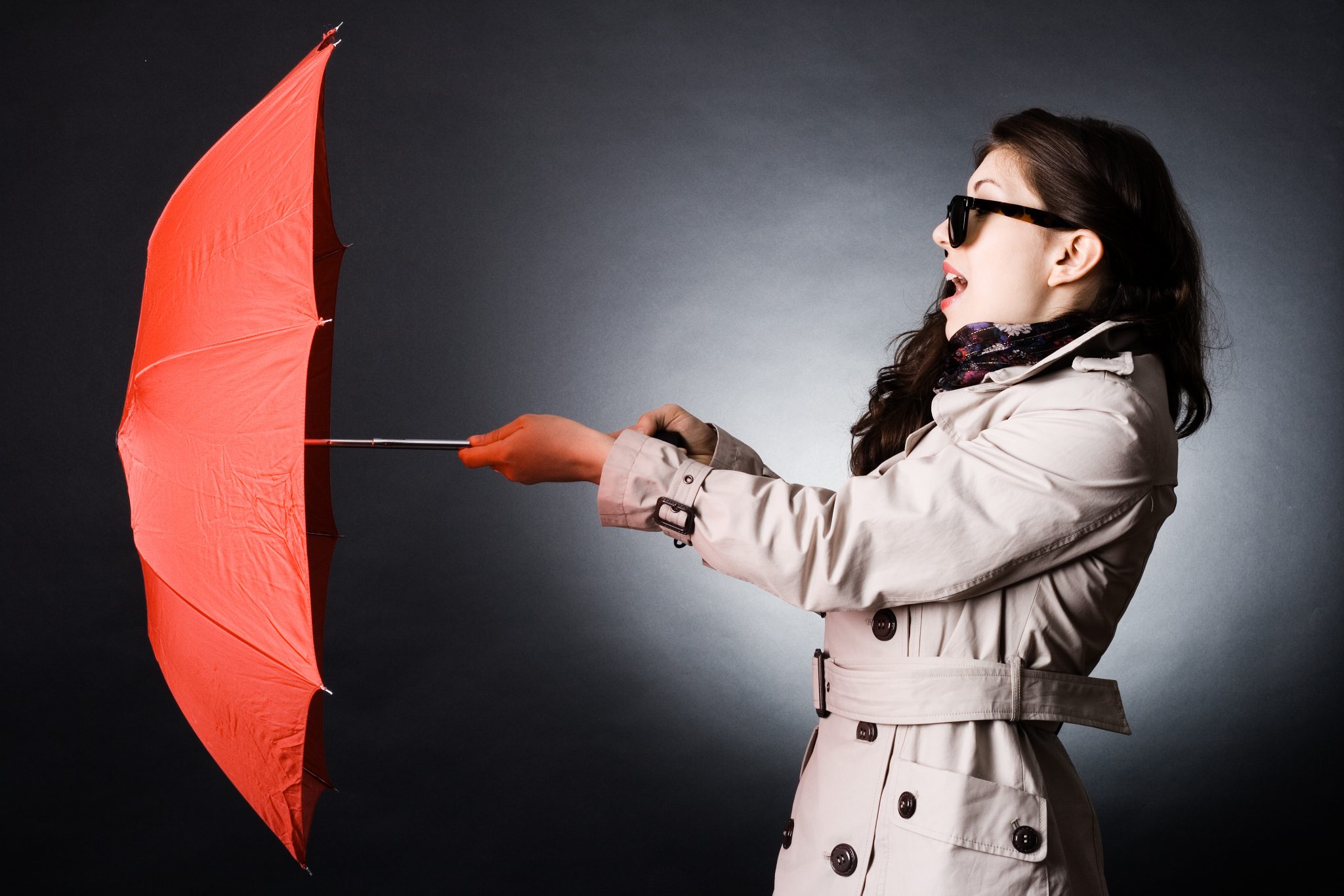 Значит зонтик. Женщина с зонтом. Зонт. Девушка с зонтиком. Реклама зонта.