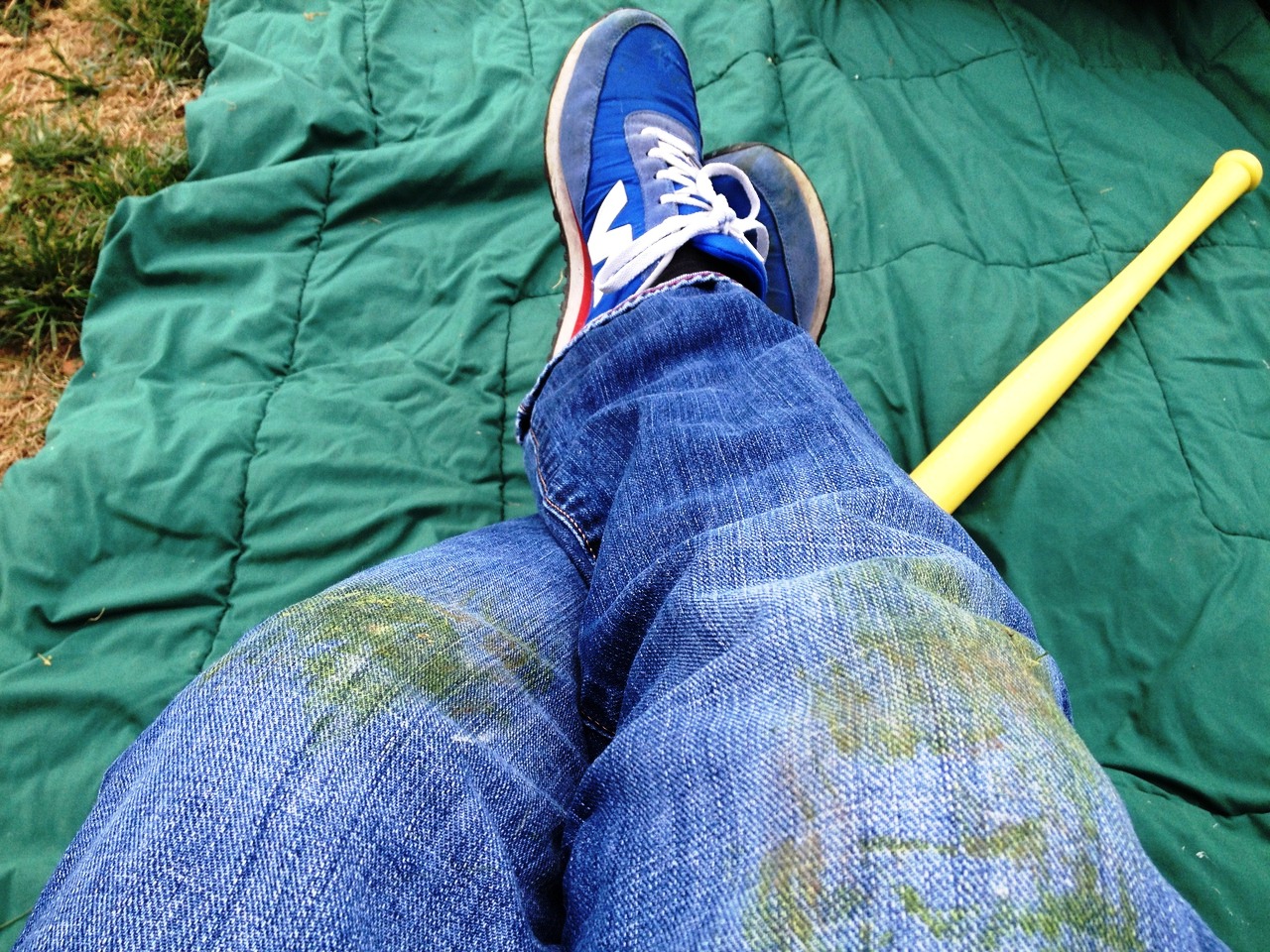 Чем отстирать траву с джинс. Пятна от травы на джинсах. Пятна от травы на одежде. Джинсы зеленые от травы. Следы от травы на одежде.