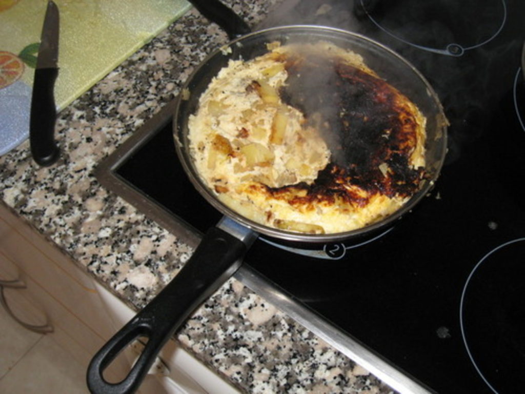 Как отмыть чугунную сковороду от пригоревшей еды