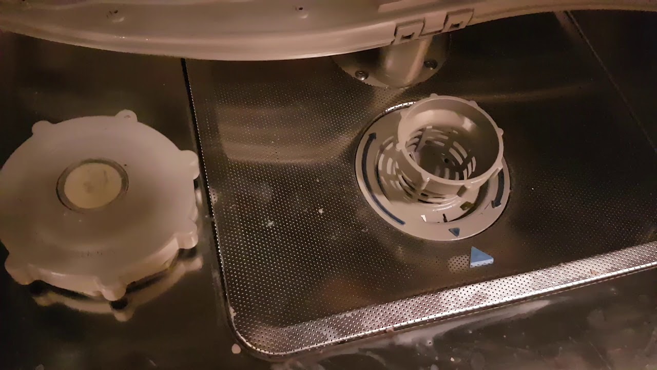 Посудомойка плохо отмывает. Посудомоечная машина Whirlpool чистка фильтра. Посуда в посудомоечной машине. Чистка фильтра посудомоечной машины Hansa. Плохо отмывает посуду посудомоечная машина.