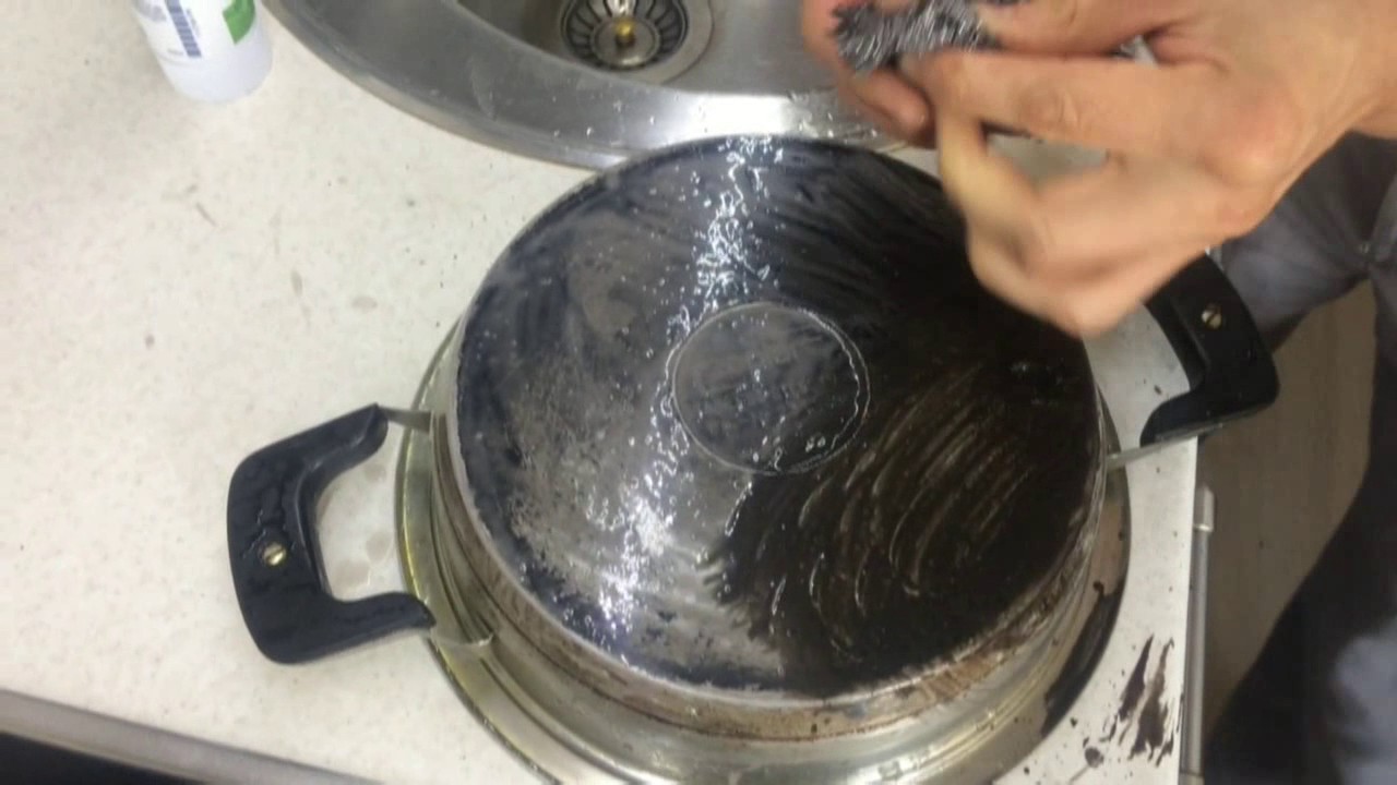 Как отмыть кастрюлю от налета внутри. Алюминиевая сковорода с нагаром. Перегрел кастрюлю из нержавейки. Удалитель нагара с посуды. Посуда из нержавейки нагар.