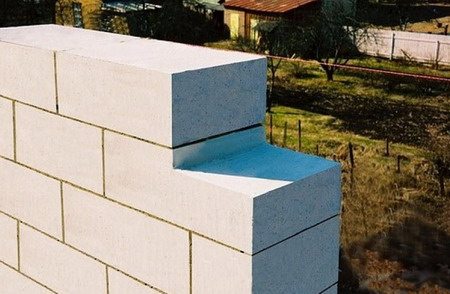 Кладка пеноблоков на цементный раствор или клей бетон с завода мытищи