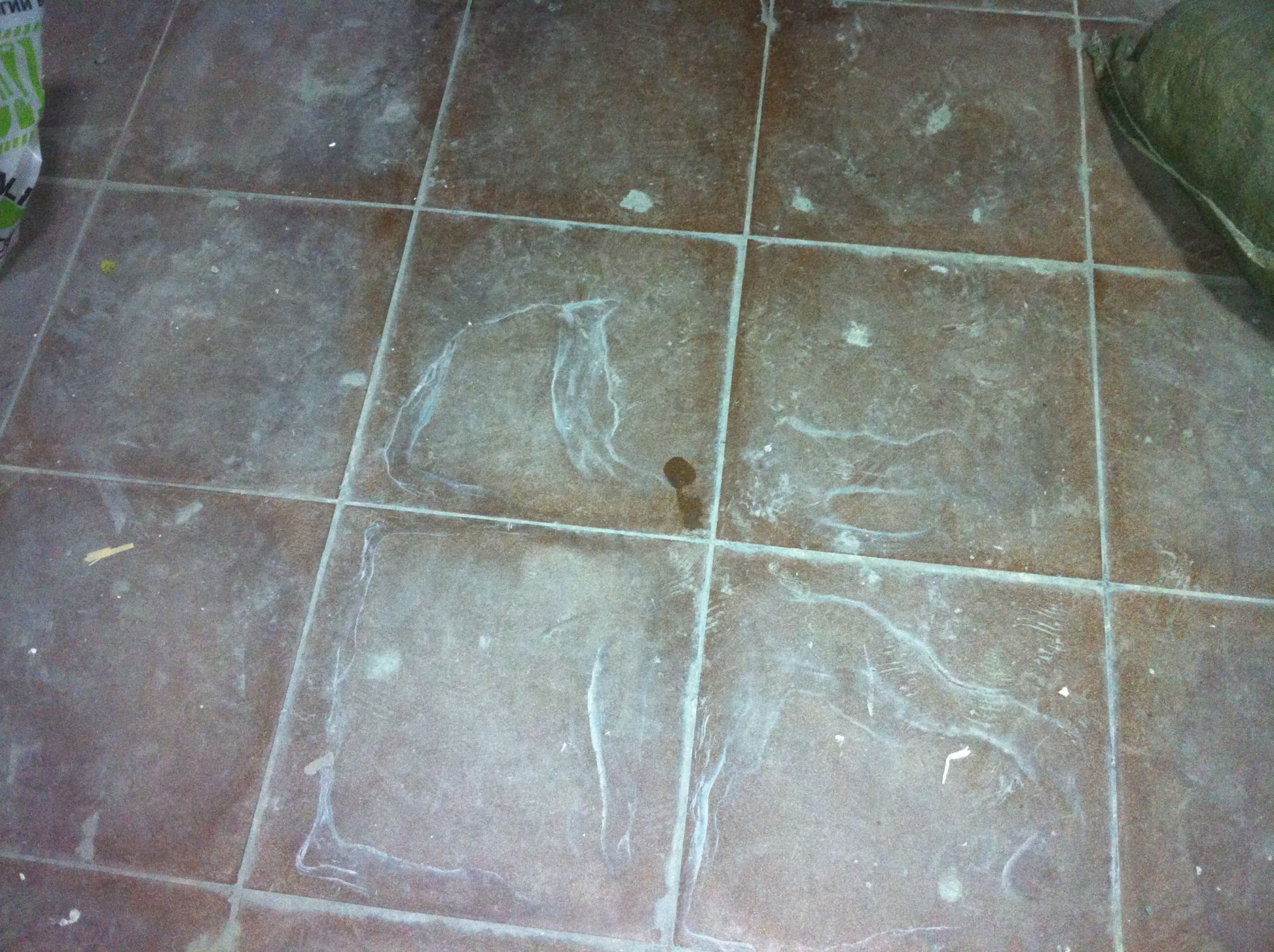 Чем отмыть налет после ремонта. Треснула напольная плитка. Грязная плитка на полу. Пятна на керамической плитке пол. Плитка белые разводы.