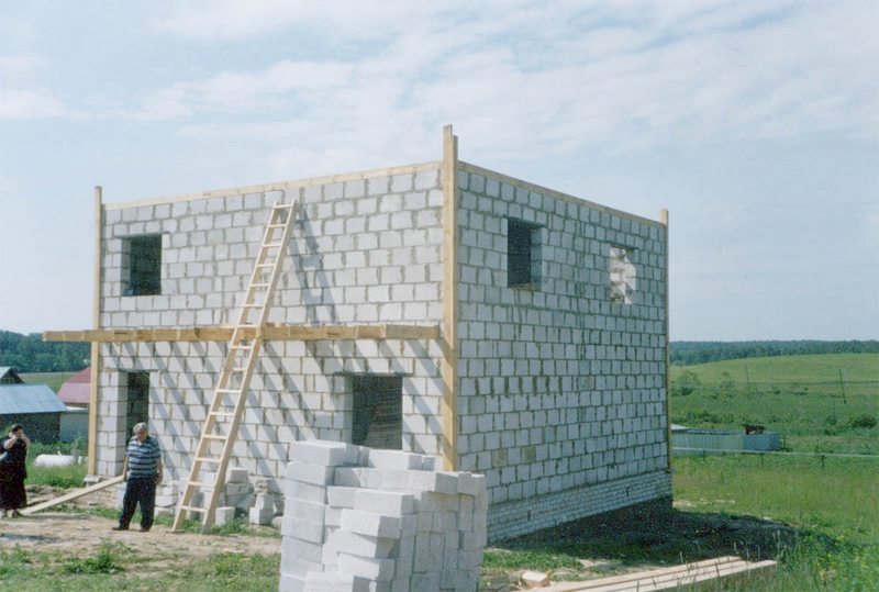 Projekt kuće od pjenastih blokova s ​​podrumom DT0135BL