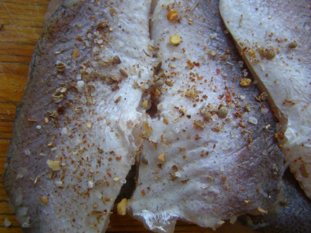 Мясо с запахом рыбы рецепт. Как избавиться от запаха рыбы. Как избавиться от запаха Горелого мяса в квартире быстро. Как избавиться от рыбного запаха на доске.