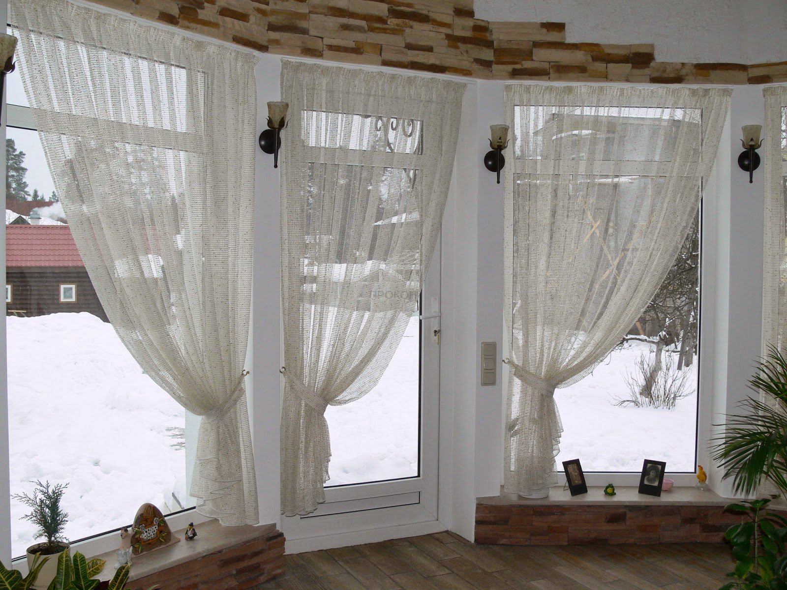 Короткие шторы на балкон до подоконника фото в интерьере