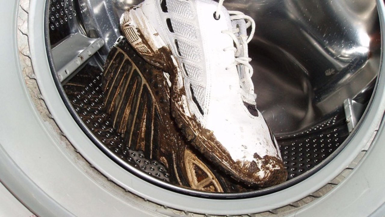 Стирают ли кеды в стиральной машине. Кроссовки в стиральной машине. Грязные кроссовки в стиральной машине. Стирка кроссовок в стиральной машинке автомат. Грязная обувь в стиральной машине.