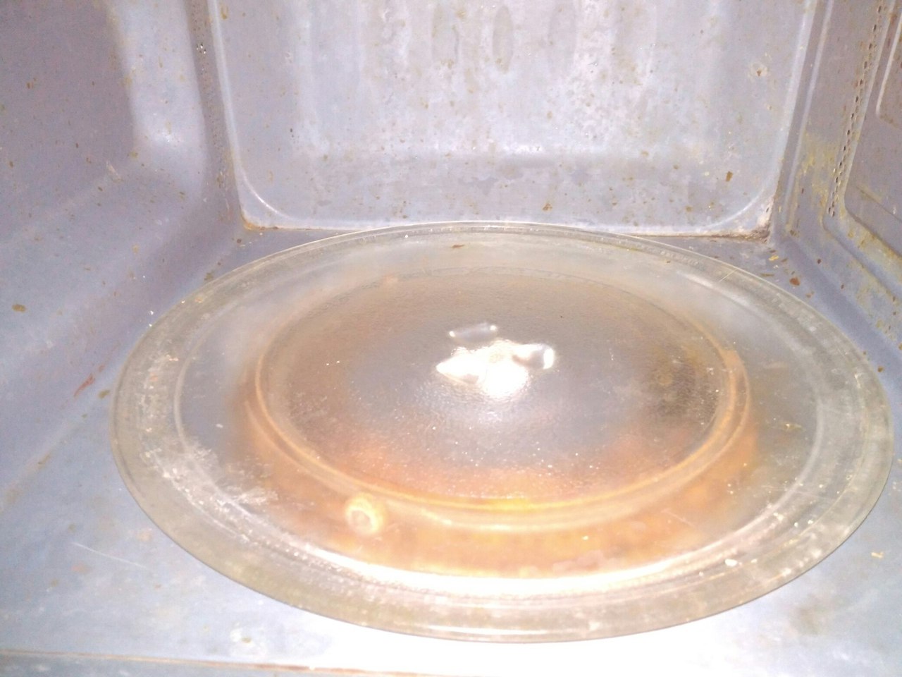 Можно в микроволновке посуду железной. Тарелка треснула в микроволновке. Трещины в тарелки микроволновка. Разбил стеклянную тарелку СВЧ печки. Поддон в микроволновке.