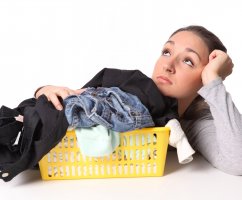 Что делать с пятнами от отбеливателя на цветной одежде